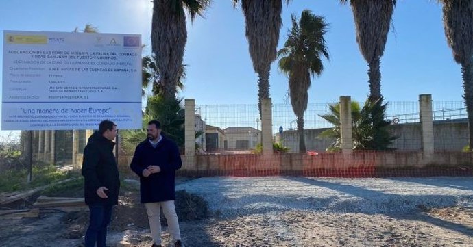 Imagen de la visita del senador Amaro Huelva y del portavoz socialista en el Ayuntamiento de La Palma del Condado, Rogelio Pinto, a las obras de la depuradora del municipio.