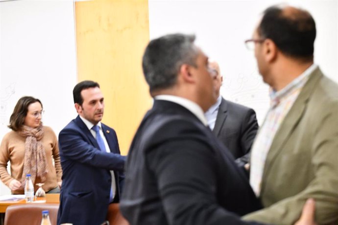 Archivo - Imagen de archivo del momento en el que el diputado del PP Yamal Driss sujeta al diputado Mohamed Ali tras los graves insultos, en frente Juan Sergio Redondo de Vox, en la Asamblea de Ceuta