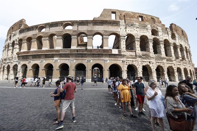 Archivo - Turistas junto al Coliseo, en Roma