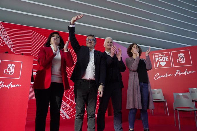 (I-D) La presidenta del Gobierno de La Rioja, Concha Andreu;  el portavoz del PSOE en el Congreso de los Diputados, Patxi López; el alcalde de Logroño, Pablo Hermoso de Mendoza., en un acto este domingo en Logroño.