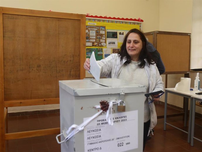 Una votante en un colegio electoral de Nicosia, durante las elecciones presidenciales de Chipre