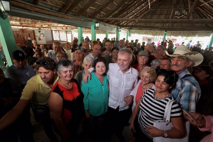 El presidente de Canrias, Ángel Víctor Torres, junto a personas de origen canario y descendientes de canarios y canarias en Cabaiguán