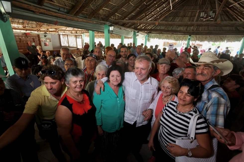 El presidente de Canrias, Ángel Víctor Torres, junto a personas de origen canario y descendientes de canarios y canarias en Cabaiguán
