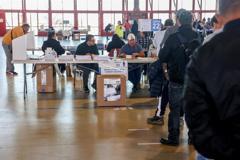 Ciudadanos ecuatorianos hacen cola para votar en el Pabellón de Cristal de la Casa de Campo en Madrid