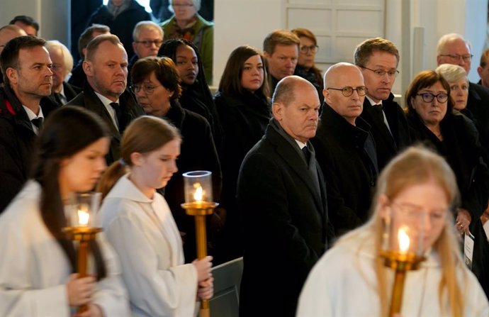 05 February 2023, Schleswig-Holstein, Neumuenster: German Chancellor Olaf Scholz and Peter Tschentscher, First Mayor of Hamburg, attend the funeral service for the victims of the knife attack on a regional train from Kiel to Hamburg. Two young people we