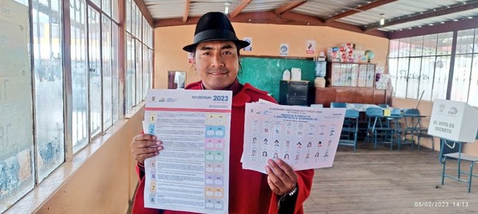 El líder de la CONAIE, Leonidas Iza, votando en el referéndum de Ecuador sobre una serie de enmiendas constitucionales