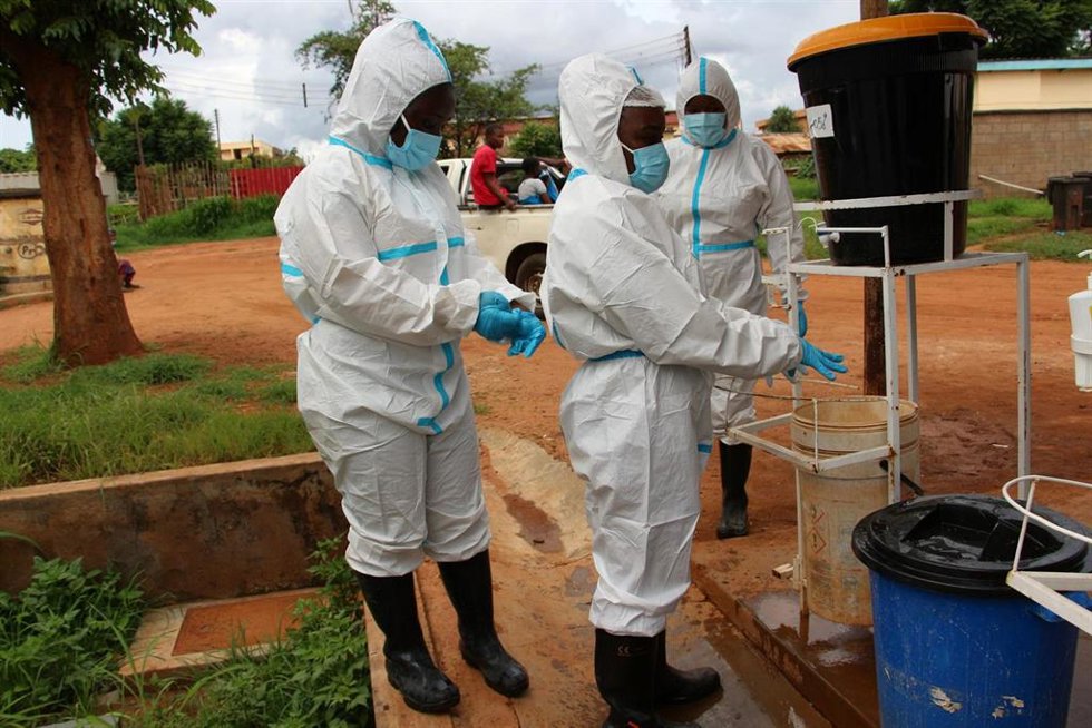 Sanitarios se desinfectan tras trabajar en el Hospital Bwaila en Lilongwe, Malaui