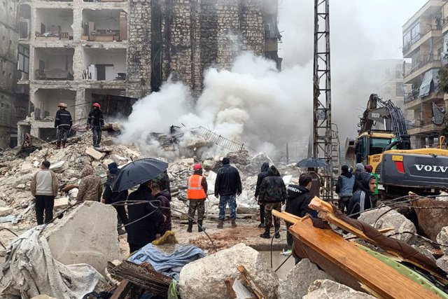 Daños materiales tras el derrumbe de un edificio en la ciudad siria de Alepo a causa del terremoto de magnitud 7,4 en el sur de Turquía