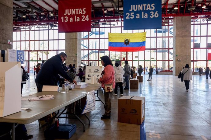 Ciudadanas ecuatorianas votan para las elecciones generales de su país en el Pabellón de Cristal de la Casa de Campo en Madrid