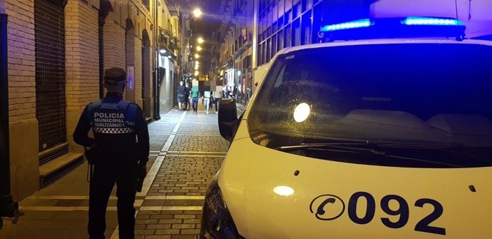 Archivo - Policía Municipal de Pamplona contabiliza 199 personas en un local del Casco Antiguo con un aforo máximo de 131