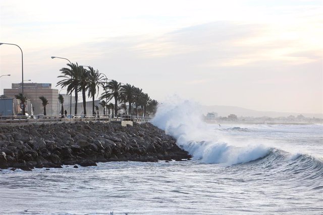 Fuerte oleaje causado por el viento en Palma.