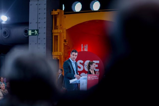 El secretario general del PSOE y presidente del Gobierno, Pedro Sánchez interviene en el acto de presentación de Reyes Maroto como candidata a la alcaldía de Madrid, en La Nave, a 4 de febrero de 2023, en Madrid (España).