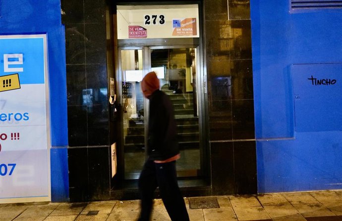 Portal de la vivienda en la que se ha producido el homicidio, a 5 de febrero de 2023, en Zaragoza, Aragón (España). Una mujer de 32 años ha sido detenida este domingo en la capital aragonesa, como presunta autora de un homicidio de un hombre de 26 años.