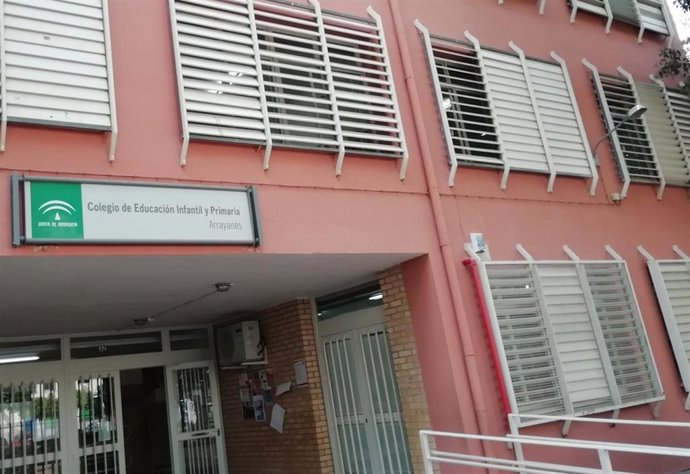 Fachada principal del CEIP Arrayanes.
