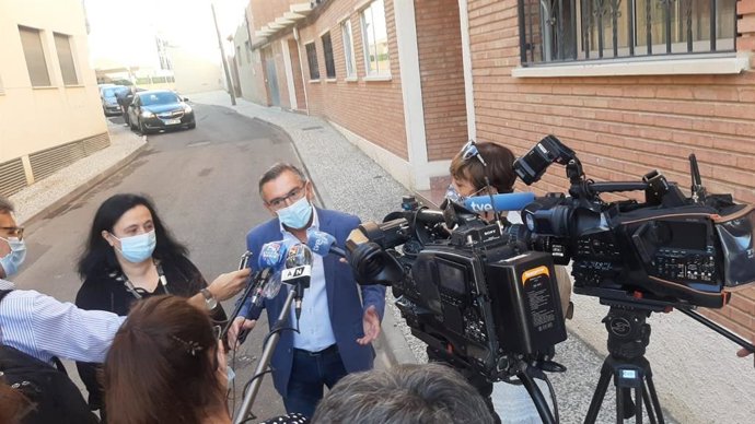 Archivo - Luis María Beamonte y María Ángeles Campillos atendiendo a los medios de comunicación.