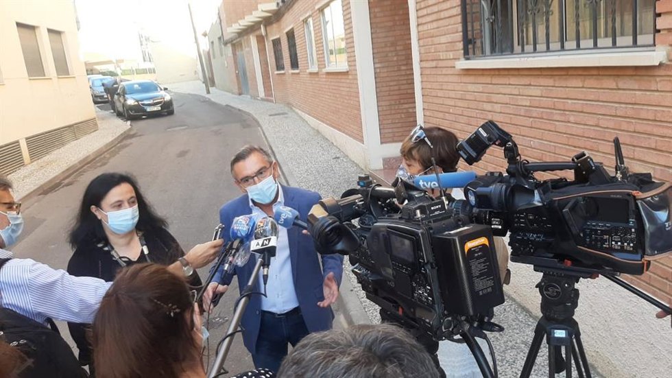 Archivo - Luis María Beamonte y María Ángeles Campillos atendiendo a los medios de comunicación.