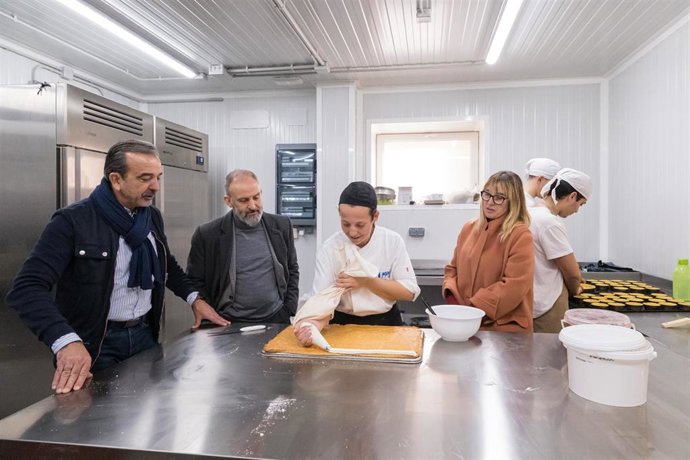 La consejera de Empleo y Políticas Sociales, Eugenia Gómez de Diego, visita las instalaciones del Obrador `El Lambión de la Fundación Cuin y su empresa de inserción `Incluye Cantabria