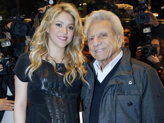 Archivo - Shakira  y su padre, William Mebarak, en una imagen de archivo