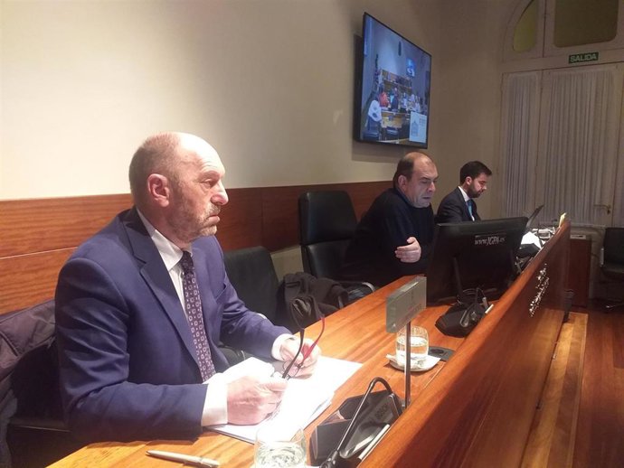 El vicepresidente y consejero de Administración Autonómica, Medio Ambiente y Cambio Climático, Juan Cofiño, en comparecencia en la Junta General.