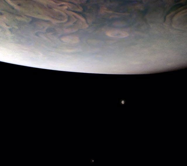 Archivo - Júpiter aparece sobre dos de sus mayores lunas, captadas en la lejanía
