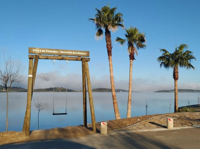 La Diputación de Badajoz instala columpios fotografiables en las ocho playas con bandera azul de la provincia.