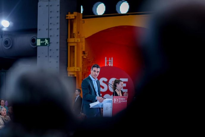 El secretario general del PSOE y presidente del Gobierno, Pedro Sánchez interviene en el acto de presentación de reyes Maroto como candidata a la alcaldía de Madrid, en La Nave, a 4 de febrero de 2023, en Madrid (España). Maroto fue anunciada como alcal