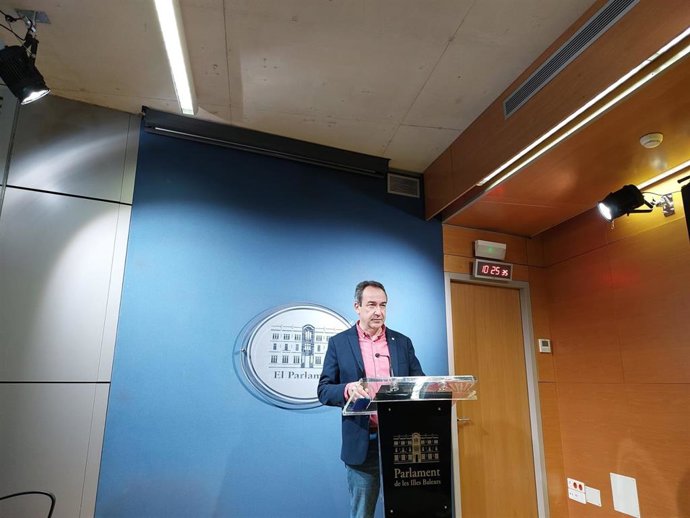 El portavoz parlamentario adjunto de CS, Juanma Gómez, en rueda de prensa.