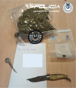 Droga y armas punzantes intervenidas al detenido.