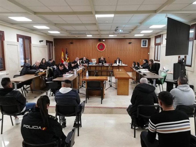 Sala de vistas de la Audiencia Provincial antes de comenzar el juicio por el desembarco de casi tres toneladas de hachís en Ibiza en 2022.