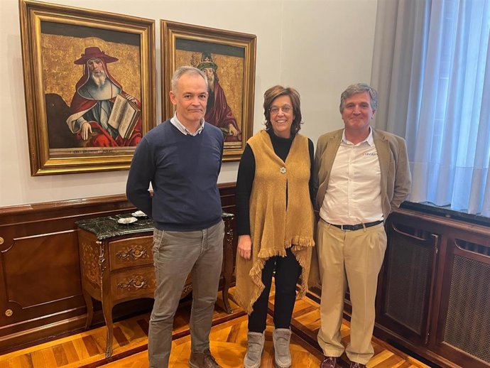 Armisén, junto al presidente (D) y el consejero delegado de Cascajares (I).