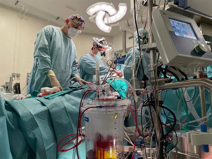 Profesionales del Hospital Regional de Málaga realizan la cirugía extracorpórea número 10.000