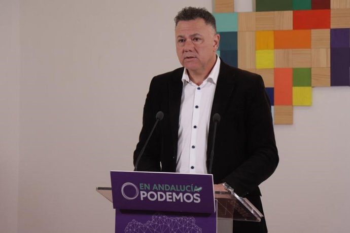El portavoz adjunto de Por Andalucía, Juan Antonio Delgado, en rueda de prensa en la sede de Podemos Andalucía en Sevilla.