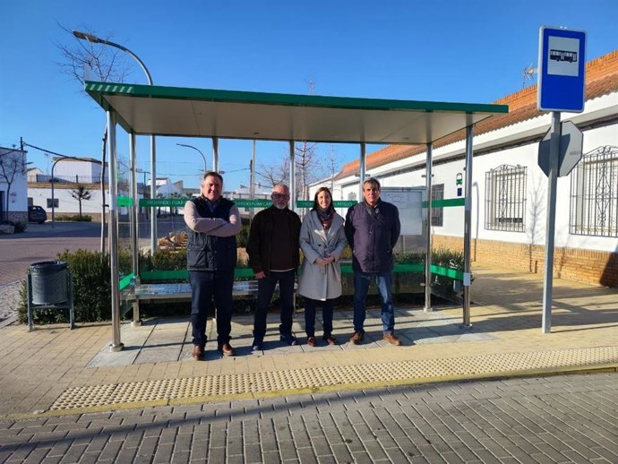 La delegada de Fomento, Articulación del Territorio y Vivienda, Cristina Casanueva, visita una de las nuevas marquesinas.