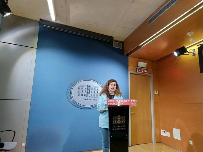 La portavoz parlamentaria del PSIB-PSOE, Pilar Costa, en rueda de prensa