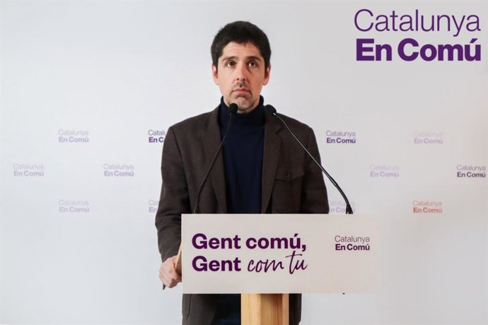 El portavoz de los comuns en el Parlament, David Cid, en rueda de prensa.