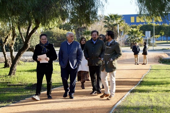 El concejal de Sostenibilidad Medioambiental, Francisco Cantos, acompañado del edil responsable del distrito de Churriana, José del Río, informan de trabajos