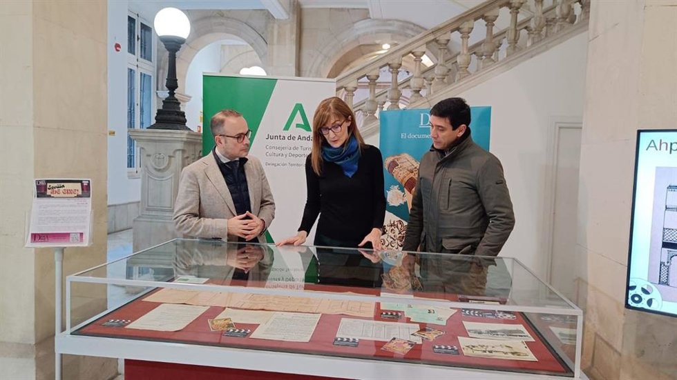 El director general de Patrimonio Documental y Bibliográfico, Juan Cristóbal Jurado, el director del Archivo Histórico Provincial de Sevilla, Braulio Vázquez, y la archivera responsable de este Documento del Mes, Eva Vázquez.