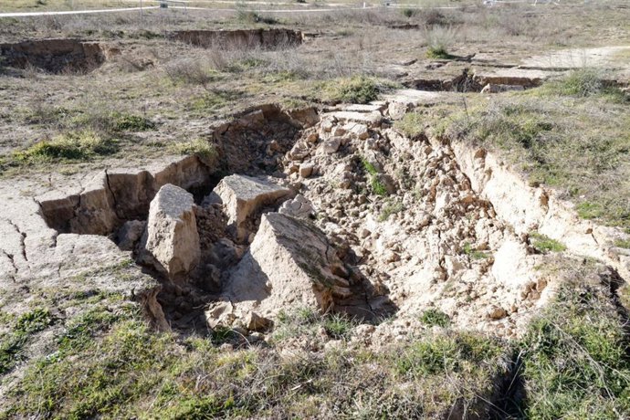 Grieta en los terrenos donde habría discurrido el tren entre Móstoles y Navalcarnero.