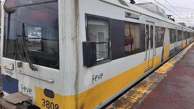 Tren de Cercanías de Cantabria en la estación de Renfe-Feve de Santander