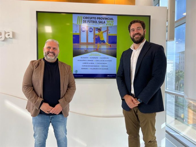 El director de Deportes, Borja Vivas, junto al delegado de la Real Federación Andaluza de Fútbol de Málaga, José González.