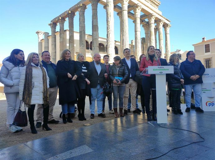 María Guardiola, acompañada por miembros de su comité de campaña, junto al Templo de Diana de Mérida.