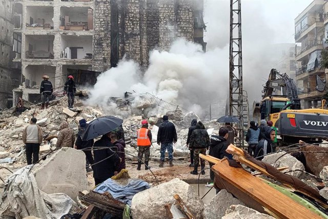 Daños materiales tras el derrumbe de un edificio en la ciudad siria de Alepo a causa del terremoto de magnitud 7,4 en el sur de Turquía.