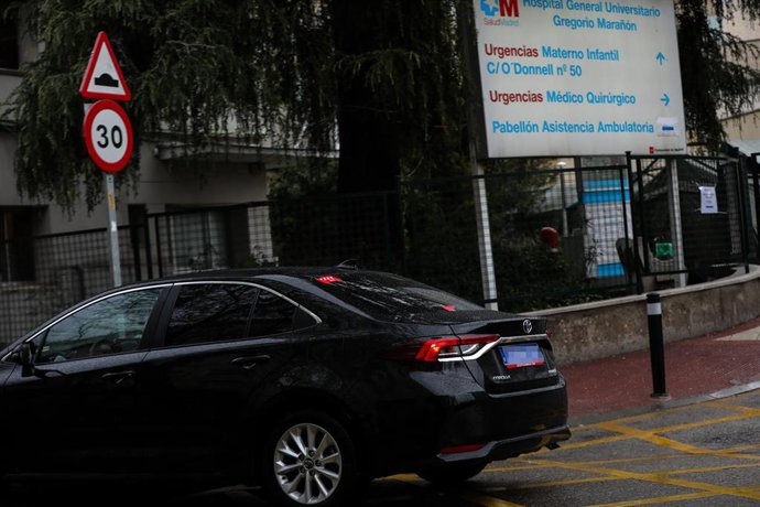 Archivo - Un coche VTC frente a un hospital