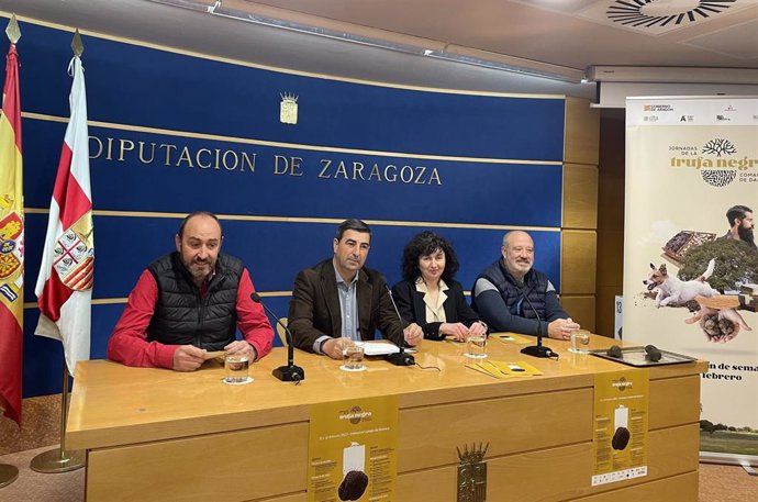 De izq a dcha, el presidente de Truzarfa y de la Federación de la Trufa Negra D Aragón, Jesús López; el diputado provincial Óscar Lorente; la presidenta de la Comarca Campo de Daroca, María Ascensión Giménez; y el alcalde de Orcajo, Pedro Luis Aparicio.