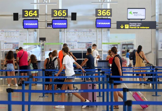 Archivo - Imagen de archivo de turistas en el aeropuerto de Málaga