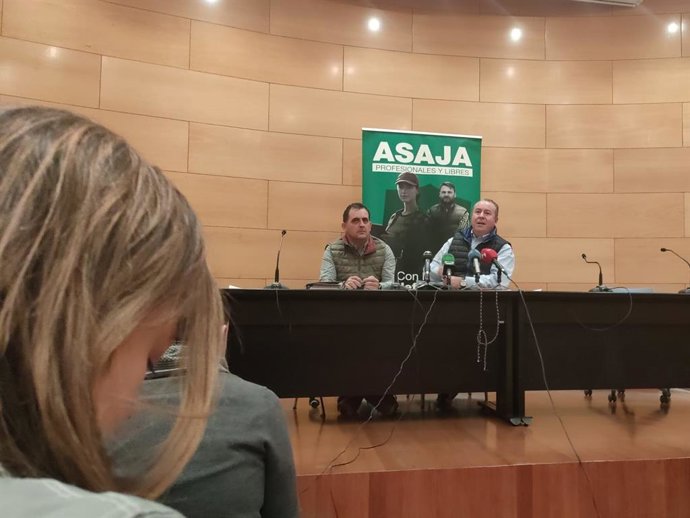 Los presidentes de Asaja Castilla y León y Salamanca, Donaciano Dujo (d) y Juan Luis Delgado (i), respectivamente, en la rueda de prensa en Salamanca.
