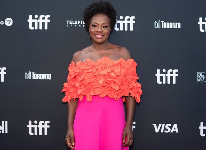 Archivo - September 9, 2022, TORONTO, ON, CANADA: Actor, Viola Davis poses for a photograph on the red carpet for the film, The Woman King, at Roy Thomson Hall during night two of the Toronto International Film Festival on, Friday, September 9, 2022.,