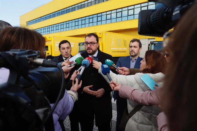 Atención a medios del presidente del Principado de Asturias, Adrián Barbón