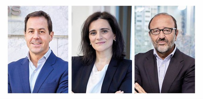 De izquierda a derecha: el nuevo director técnico y de márketing de Reale Seguros, Víctor Ugarte; la directora de administración, planificación y control de gestión, Celia Leal, y el director comercial, Javier Espinosa.