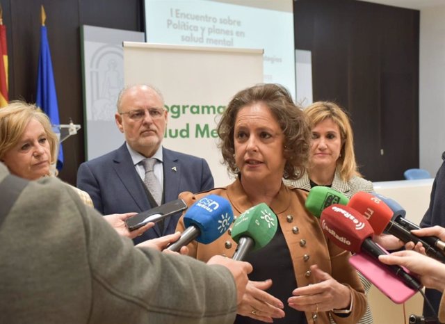 La consejera de Salud y Consumo, Catalina García, atiende a los medios tras presidir el Consejo Asesor Externo del Plan Andaluz de Salud Mental y Adicciones